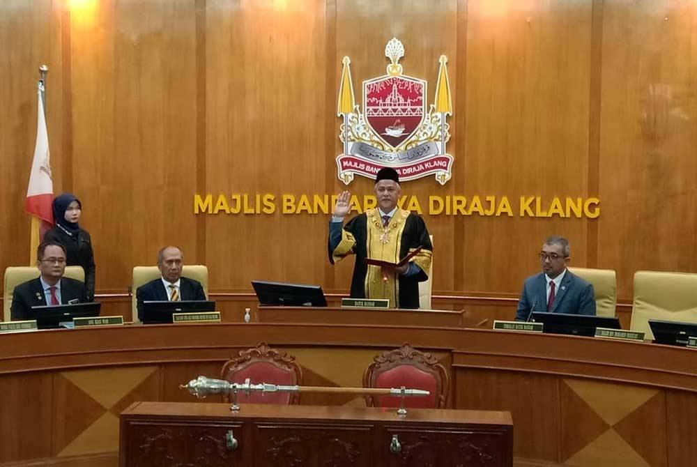 Datuk Bandar Klang yang baharu, Datuk Abd Hamid Hussain mengangkat sumpah jawatan di MBDK pada Isnin