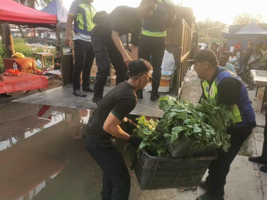 MBDK GEMPUR WARGA ASING URUS PASAR MALAM TERUNTUM