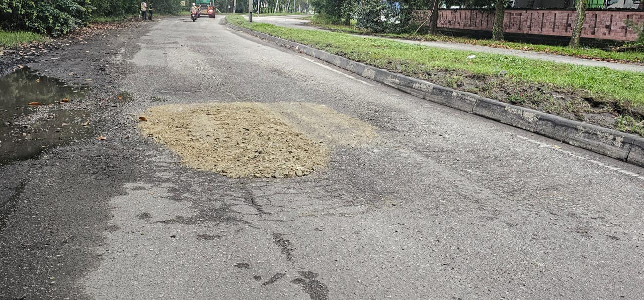 KERJA-KERJA MEMBAIKI JALAN ROSAK DI JALAN PERIGI NENAS (PULAU INDAH) OLEH JABATAN KEJURUTERAAN