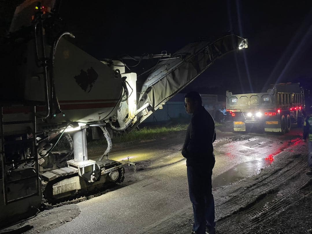 KERJA-KERJA PEMBAIKAN JALAN OLEH KONTRAKTOR BAWAH LANTIKAN JABATAN KEJURUTERAAN (ZON 46 C)