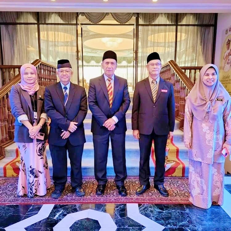 SEMBAH MAKLUM INSIGNIA BANDARAYA KEPADA DYMM SULTAN SELANGOR BERSAMA ORANG BESAR DAERAH KLANG, YDH DATO' SETIA HAJI MOHAMMED KHUSRIN HAJI MUNAWI DI ISTANA BUKIT KAYANGAN SHAH ALAM 