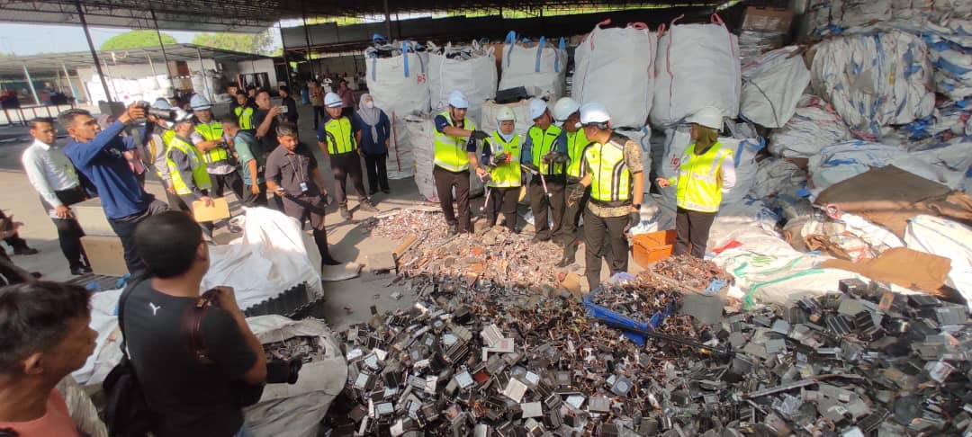 OPERASI BERSEPADU DI JALAN KEBUN TAMBAHAN BERSAMA YANG BERHORMAT Y.B. TUAN NIK NAZMI BIN NIK AHMAD, MENTERI SUMBER ASLI DAN KELESTARIAN ALAM, JABATAN ALAM SEKITAR DAN MBDK