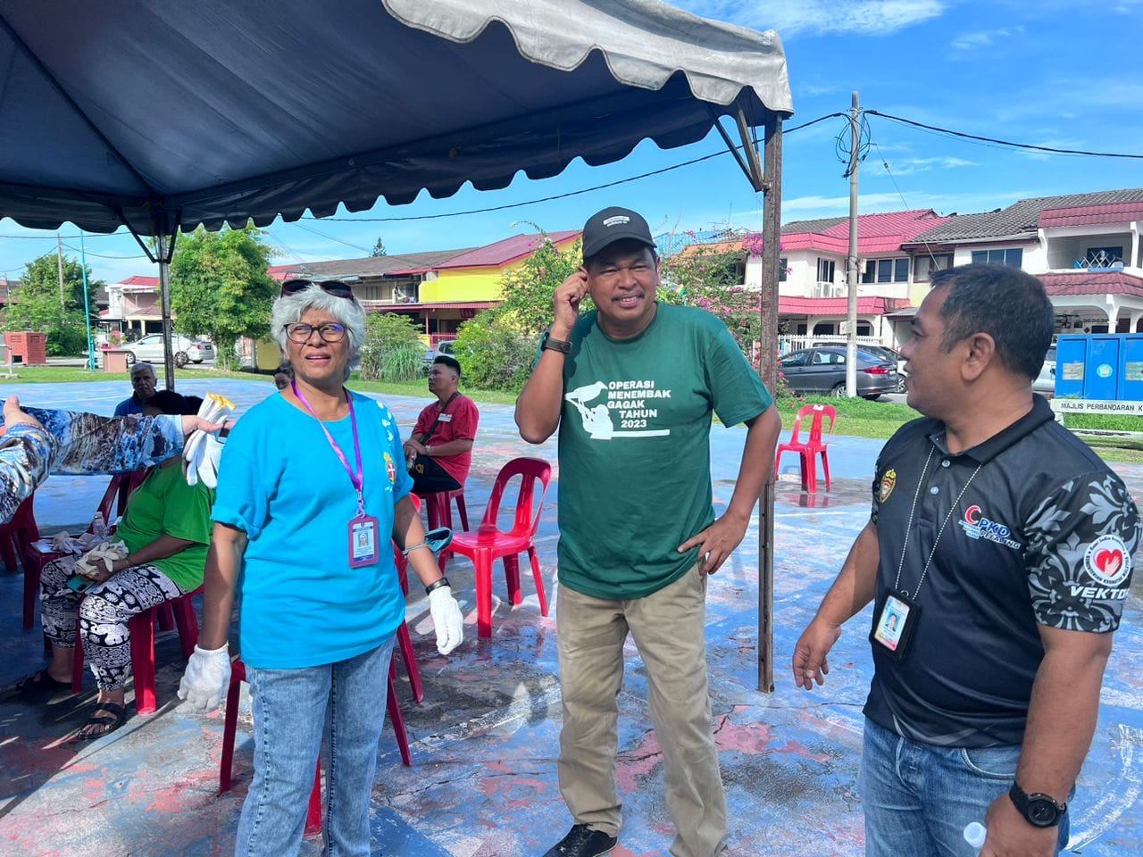 PROGRAM GOTONG ROYONG BERSAMA PENDUDUK DI TAMAN GEMBIRA