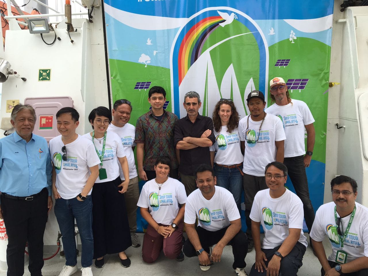 JELAJAH ASIA TENGGARA KAPAL RAINBOW WARRIOR