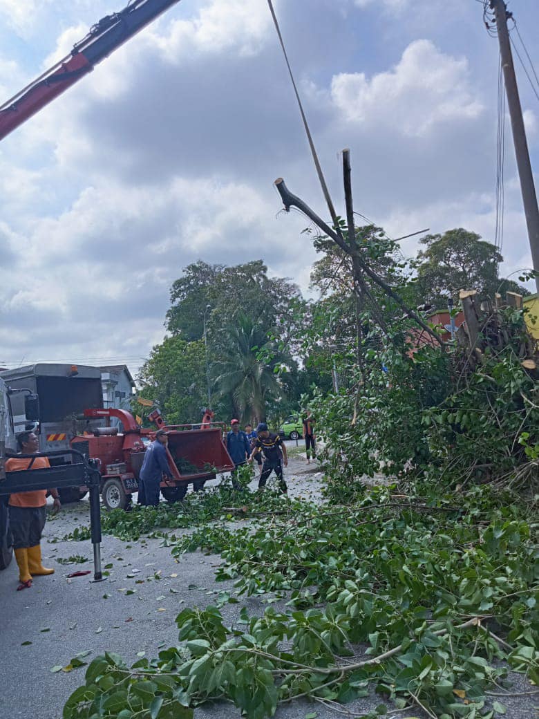 GOTONG-ROYONG BERSAMA PENYEWA DI GERAI MAKAN SRI DAMAK, TAMAN SRI ANDALAS