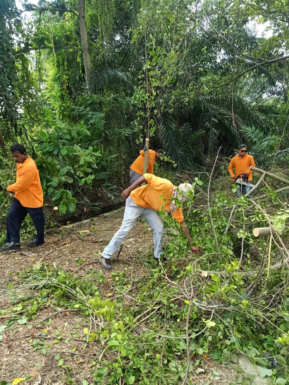 PEMBERSIHAN TANAH LAPANG DI SEBELAH DEWAN SERBAGUNA PELABUHAN KLANG SEMPENA PILIHAN RAYA DUN SELANGOR KE 15