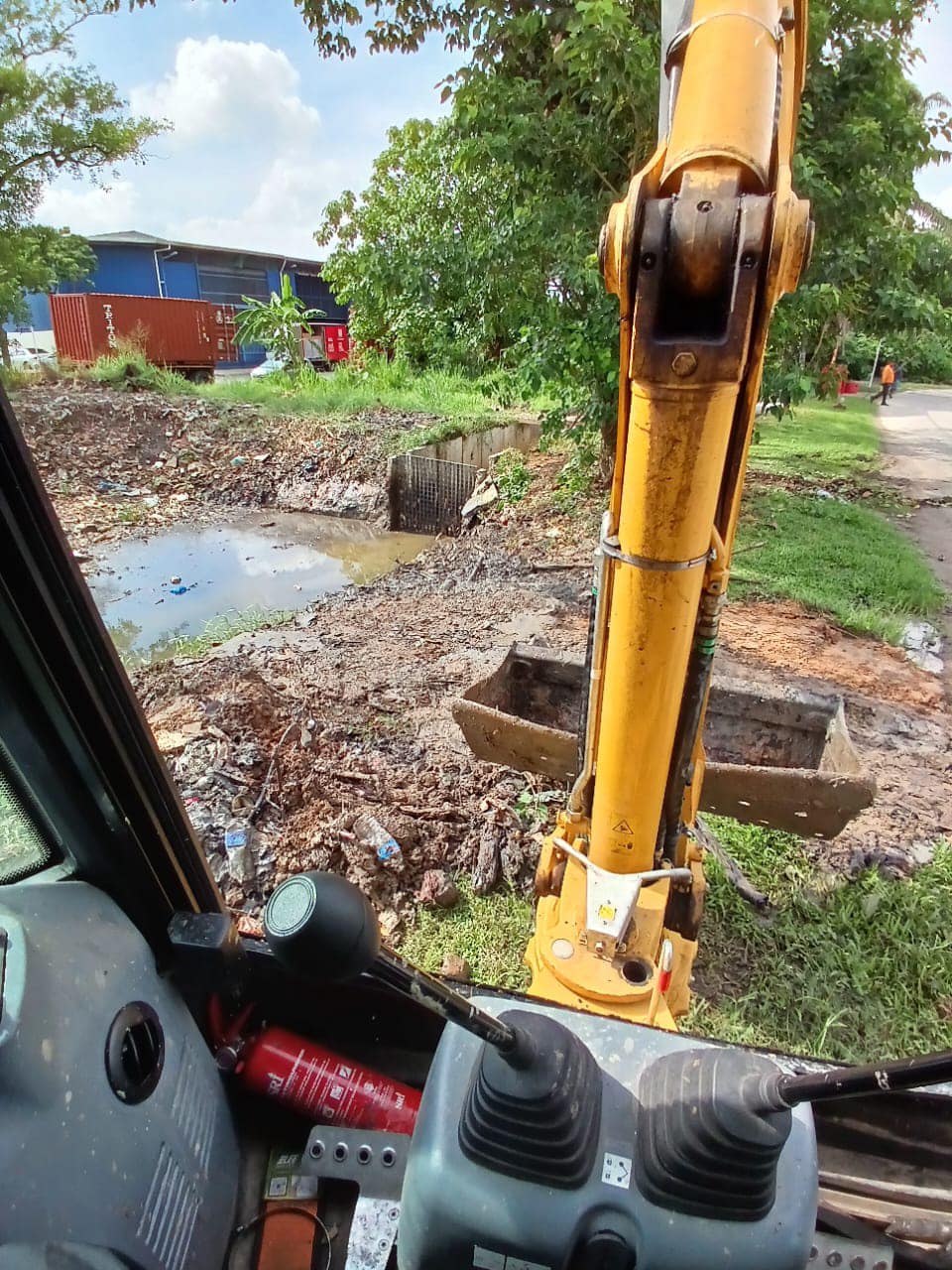 KERJA-KERJA PEMBERSIHAN LONGKANG SEKITAR JALAN SERULING 57,BENDAHARA AZMAN & JALAN HARPER