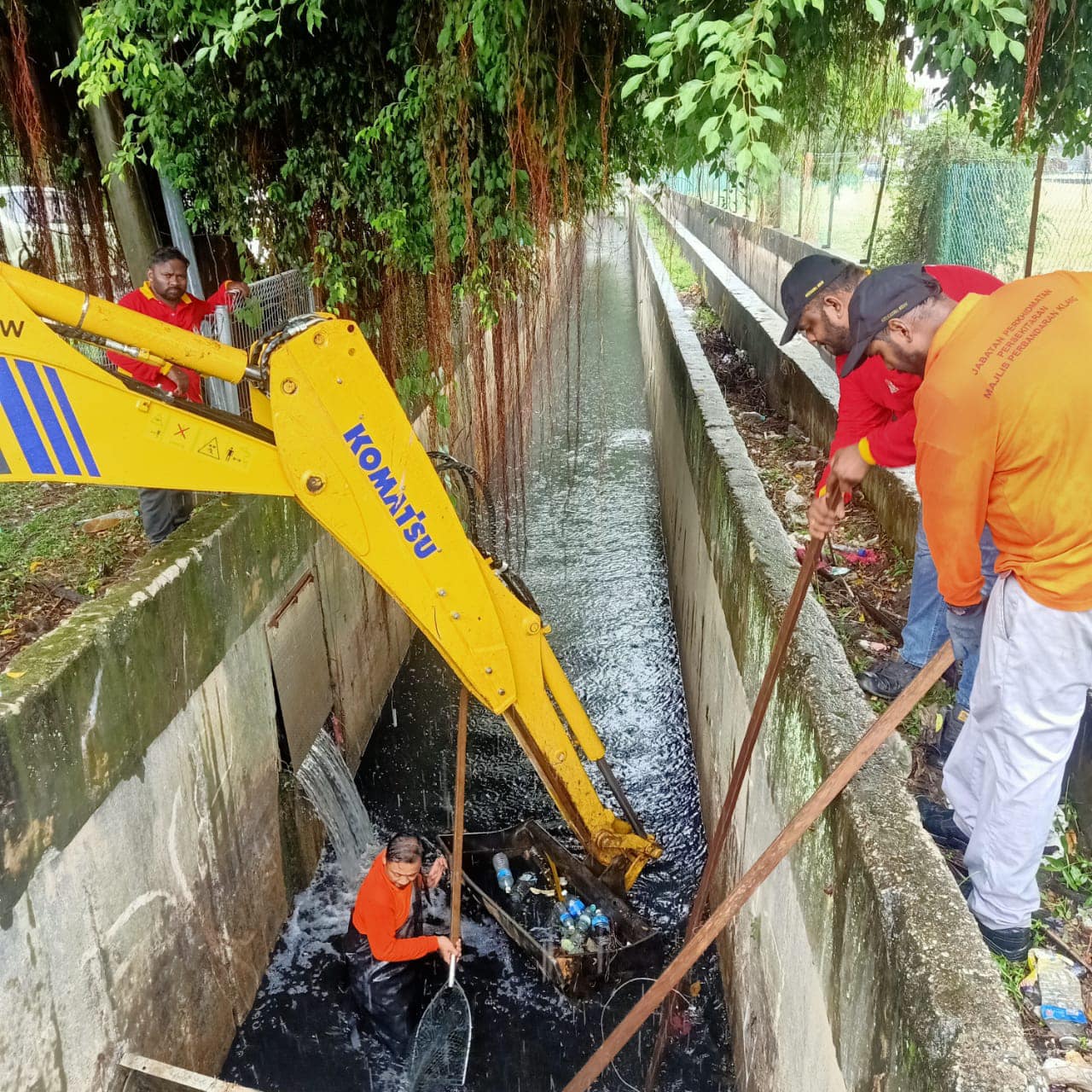 KERJA-KERJA PEMBERSIHAN LONGKANG SEKITAR JALAN BENDAHARA AZMAN,JALAN PEGAGA & PINTU 'B' SJKC PANDAMARAN (JABATAN PERKHIDMATAN PERSEKITARAN MBDK)