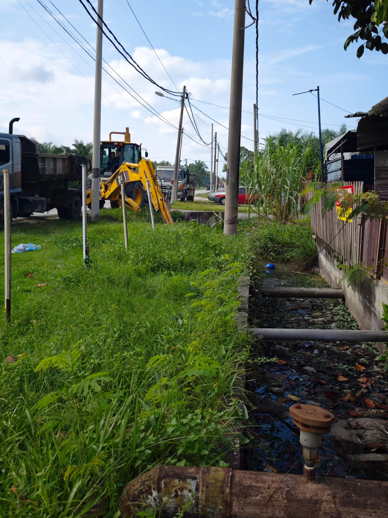 KERJA-KERJA PEMBERSIHAN LONGKANG SEKITAR JALAN KERETAPI LAMA,KAMPUNG PEREPAT (JABATAN PERKHIDMATAN PERSEKITARAN MBDK)