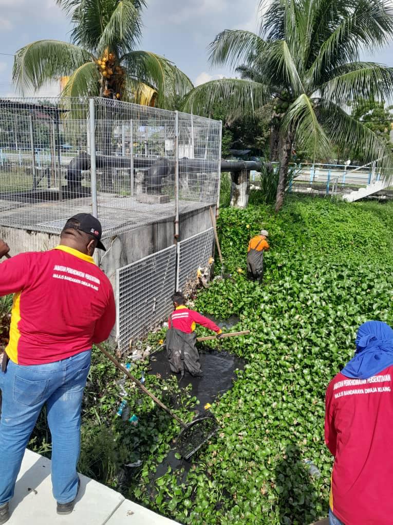 PEMBERSIHAN KOLAM TADAHAN BANJIR (TAMAN MAZNAH) JABATAN PERKHIDMATAN PERSEKITARAN MBDK)