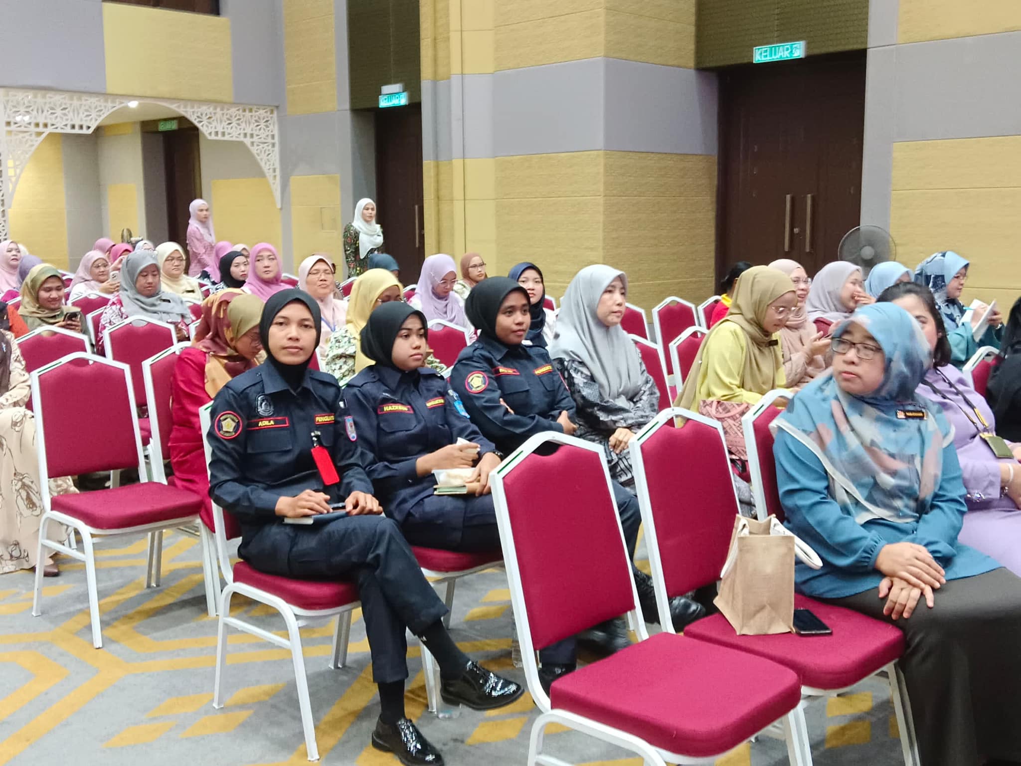 CERAMAH SKANDAL DI PEJABAT KANAN PASANGAN... KIRI KEKASIH